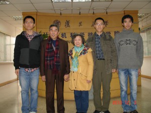 何永保教授(左二)接受访谈后与学生合影